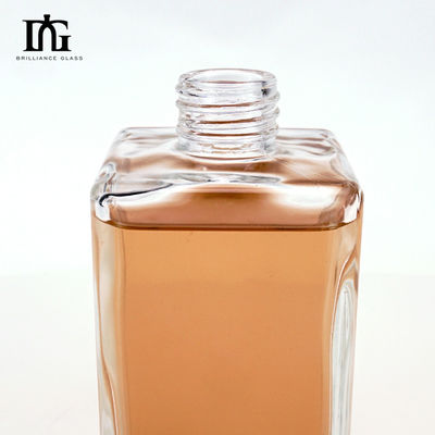 Material del collar Etiqueta de estampado en caliente de vidrio 500 ml 700 ml Botella de vidrio transparente con corcho