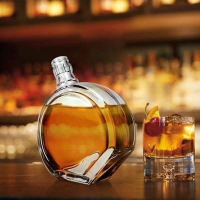 Botella especial de vidrio transparente de 50 cl con grabado para vodka whisky ginebra ron aceptable OEM / ODM
