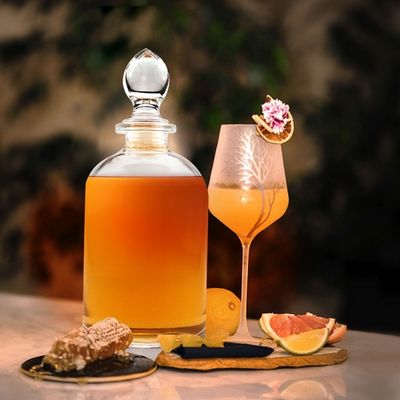 Botella de licor de vino de frutas de vidrio transparente de 500 ml con superficie grabada con corcho