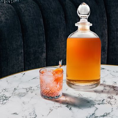 Botella de licor de vino de frutas de vidrio transparente de 500 ml con superficie grabada con corcho