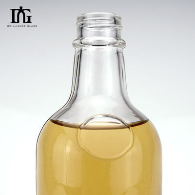 Logotipo del cliente aceptable Botella de vidrio personalizada de 550 ml para licores y bebidas con tapa de tornillo