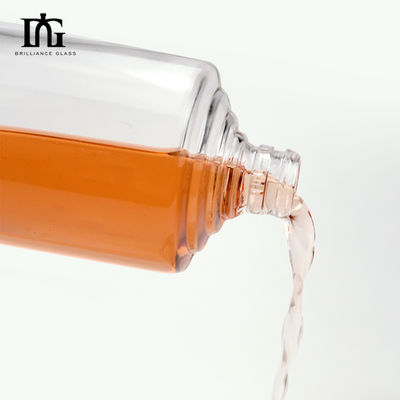 Botella de licor de vidrio de 650 ml Botella de vodka de ginebra con corcho para su gusto Material del cuerpo de vidrio