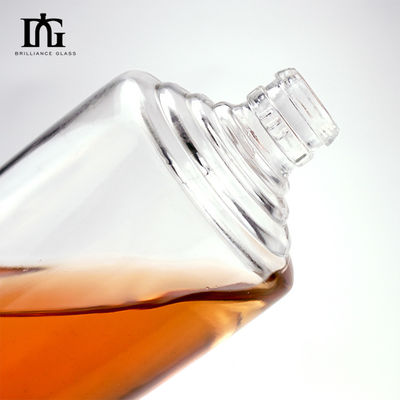 Botella de licor de vidrio de 650 ml Botella de vodka de ginebra con corcho para su gusto Material del cuerpo de vidrio