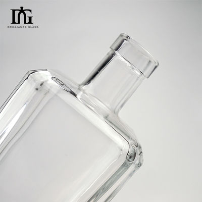Cuerpo Material de vidrio Transparente 700 ml de vidrio cuadrado Botella de licor vodka whisky botella de ginebra con corcho