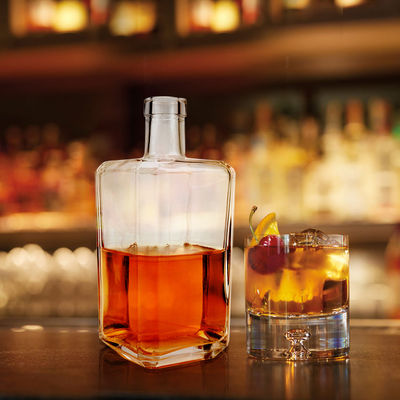 Cuerpo Material de vidrio Transparente 700 ml de vidrio cuadrado Botella de licor vodka whisky botella de ginebra con corcho