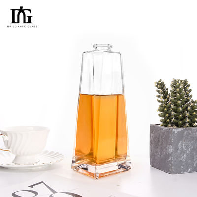 Fabricado a medida Diseño único Botella de 500 ml Triángulo grabado Botella de tequila de vidrio con tapa