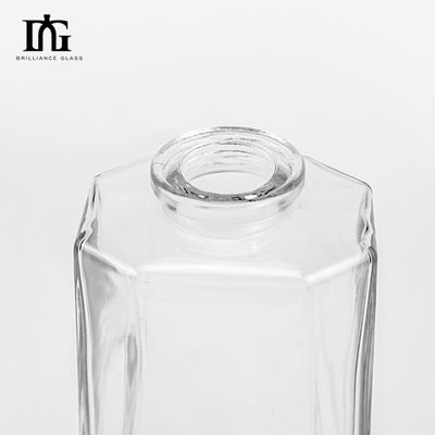 Fabricado a medida Diseño único Botella de 500 ml Triángulo grabado Botella de tequila de vidrio con tapa