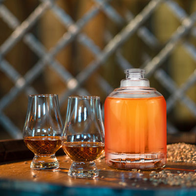 Botella de vidrio transparente con corcho y tapa de tornillo grabado para whisky vodka brandy gin 750 ml 1000 ml