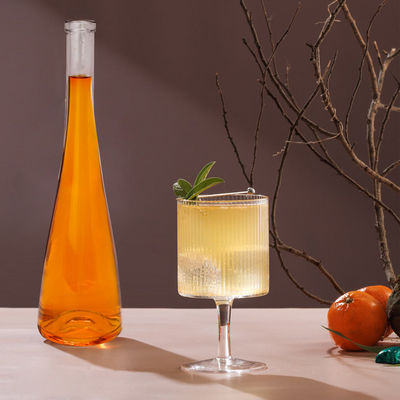 Botella de vidrio transparente de 500 ml con material blanco fino y material de vidrio de boca de seda