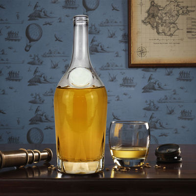 Grabación de la superficie de las botellas de vidrio manipuladas para el whisky en diferentes capacidades