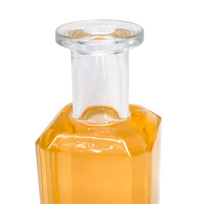 Personaliza tu identidad con nuestra botella de 500 ml de brandy, jugo de vino y alcohol de 700 ml.