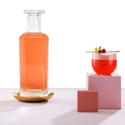 Personaliza tu identidad con nuestra botella de 500 ml de brandy, jugo de vino y alcohol de 700 ml.