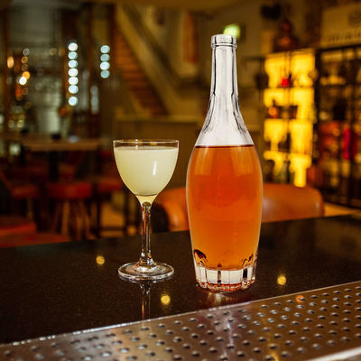 700 ml de forma redonda bebidas alcohólicas vodka ginebra tequila whisky botella de vidrio con corcho y fondo grueso