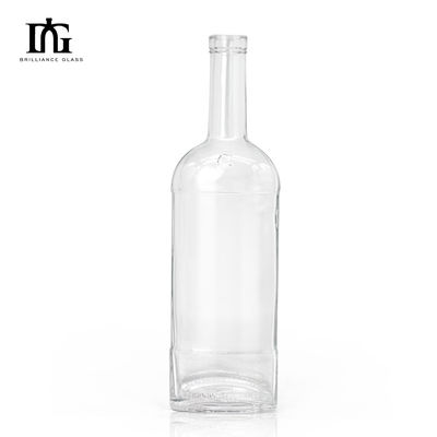 Collar de vidrio de 500 ml Vodka Brandy Whiskey Botella de vino plana para el manejo de la superficie de grabado