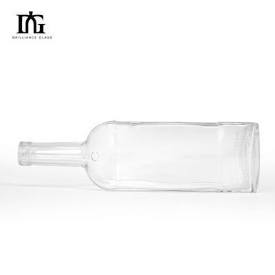 Collar de vidrio de 500 ml Vodka Brandy Whiskey Botella de vino plana para el manejo de la superficie de grabado