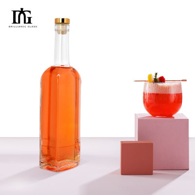 Collar de vidrio de 500 ml Vodka Brandy Whiskey Botella de vino plana para el manejo de la superficie de grabado