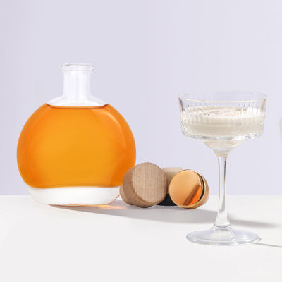Botella de vidrio de 500 ml grabado para el final del ron Gin y licor de brandy en forma única