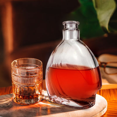 Grabación de la superficie Manipulación de 500 ml de vidrio en forma de botella de licor vacío para champán