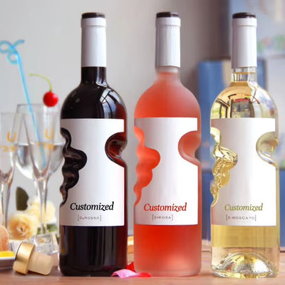 Muestra de agua mineral proporcionada 500 ml botella de licor de vidrio con forma única y corcho