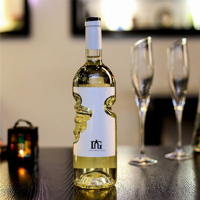 Muestra de agua mineral proporcionada 500 ml botella de licor de vidrio con forma única y corcho